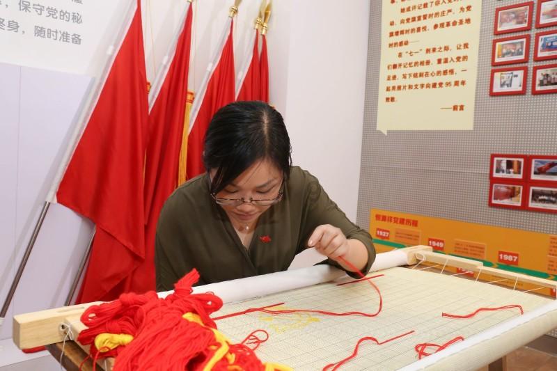 助成长,绘新春!市南区民政局“喃喃解忧”项目开展儿童新春关爱活动